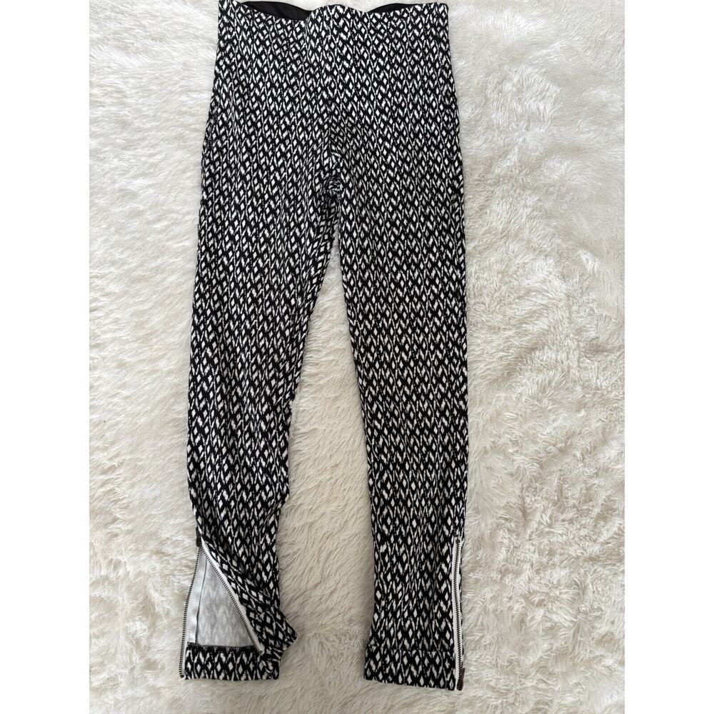 Lysse women's sz. M blk & white design bottom zipper pants. Pretty, comfortable